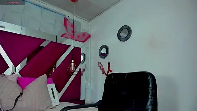 Snapshot of Penelope_Tits chatting on December 12, 10:09 pm Penelope Tits online show from December 12, 10:09 pm