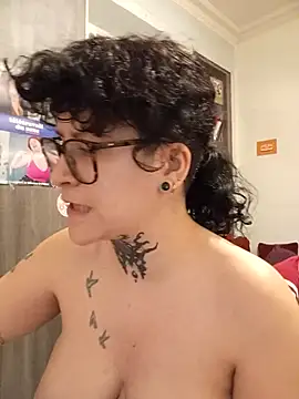 Snapshot of callmelouve chatting on January 8, 4:31 pm callmelouve online show from January 8, 4:31 pm