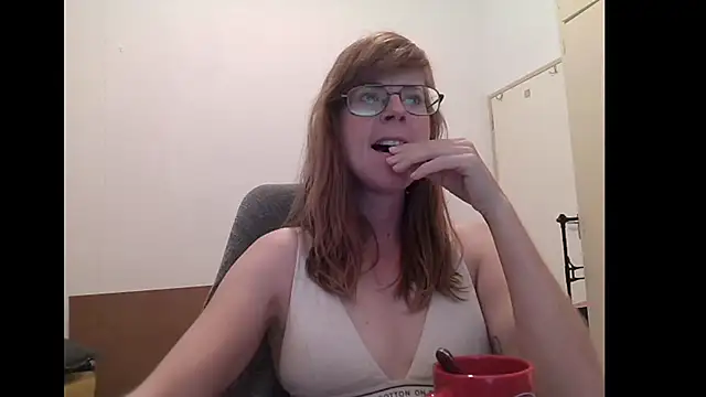 Snapshot of SavannaGirly chatting on June 10, 7:18 am SavannaGirly online show from June 10, 7:18 am