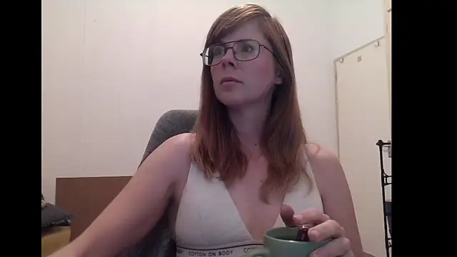 Snapshot of SavannaGirly chatting on June 16, 6:27 am SavannaGirly online show from June 16, 6:27 am