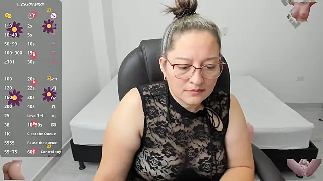 alejandra milf  online show from March 12, 6:00 pm