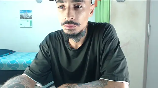 Snapshot of emiliano_hottt chatting on May 11, 2:56 pm emiliano hottt online show from May 11, 2:56 pm