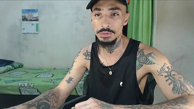 Snapshot of emiliano_hottt chatting on May 31, 8:54 pm emiliano hottt online show from May 31, 8:54 pm