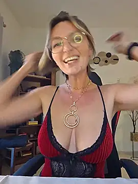 Snapshot of MissMialicious chatting on May 14, 4:25 pm MissMialicious online show from May 14, 4:25 pm