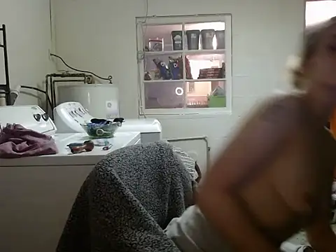 Snapshot of missymilf chatting on January 18, 12:46 am missymilf online show from January 18, 12:46 am