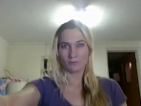 Snapshot of missymilf chatting on February 12, 11:41 pm missymilf online show from February 12, 11:41 pm