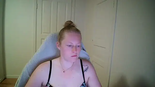 Snapshot of Girlnina-1995 chatting on May 11, 4:04 pm Girlnina-1995 online show from May 11, 4:04 pm