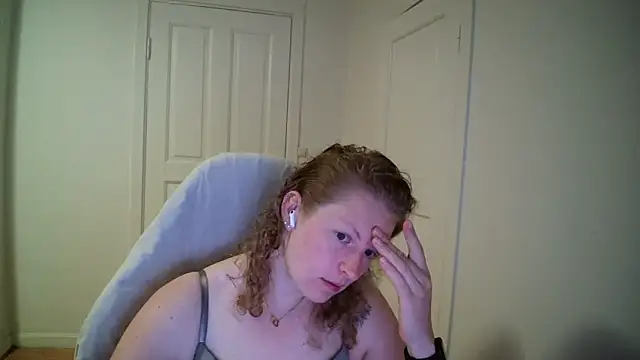 Snapshot of Girlnina-1995 chatting on May 12, 7:49 am Girlnina-1995 online show from May 12, 7:49 am