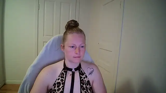Snapshot of Girlnina-1995 chatting on May 19, 5:03 am Girlnina-1995 online show from May 19, 5:03 am