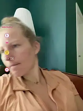 Snapshot of Girlnina-1995 chatting on June 22, 7:16 am Girlnina-1995 online show from June 22, 7:16 am