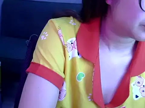 Snapshot of Bee_2k chatting on May 12, 4:31 am Bee 2k online show from May 12, 4:31 am