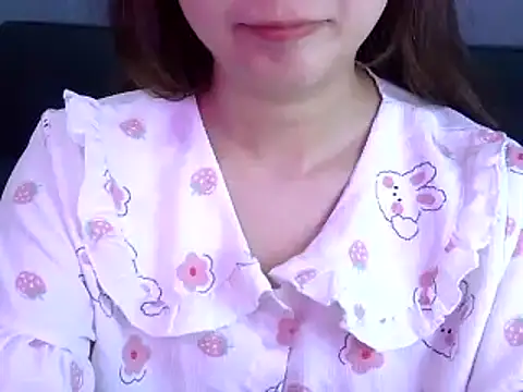 Snapshot of Bee_2k chatting on May 18, 4:29 am Bee 2k online show from May 18, 4:29 am