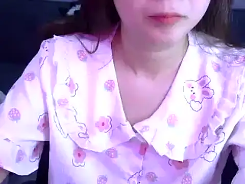 Snapshot of Bee_2k chatting on June 4, 4:18 am Bee 2k online show from June 4, 4:18 am