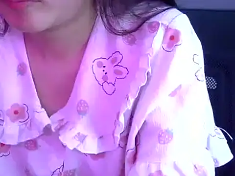 Snapshot of Bee_2k chatting on June 19, 4:28 am Bee 2k online show from June 19, 4:28 am