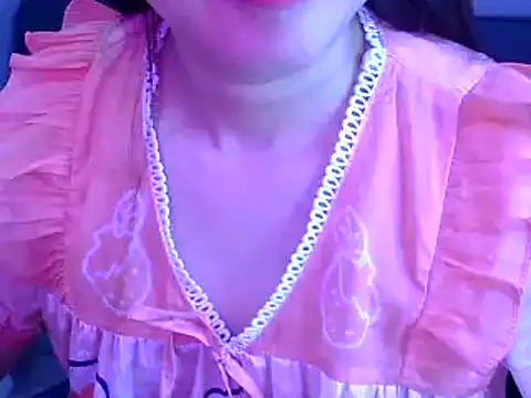 Snapshot of Bee_2k chatting on June 25, 4:23 am Bee 2k online show from June 25, 4:23 am