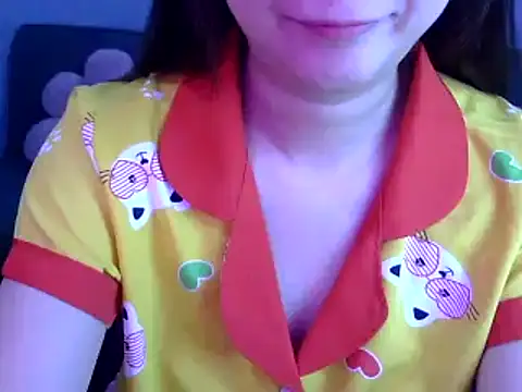 Snapshot of Bee_2k chatting on August 2, 4:22 am Bee 2k online show from August 2, 4:22 am