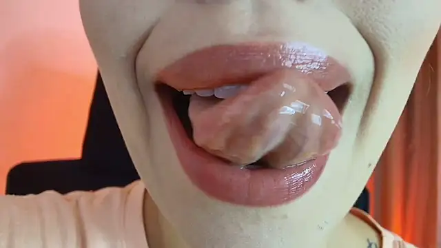Snapshot of lisbet21x chatting on June 13, 3:10 pm lisbet21x online show from June 13, 3:10 pm