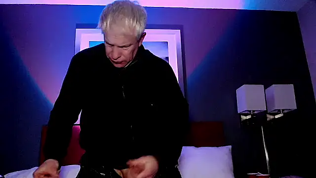 Snarfle82 online show from December 18, 5:24 am