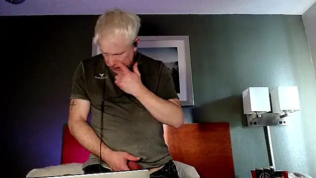 Snarfle82 online show from December 19, 6:48 pm