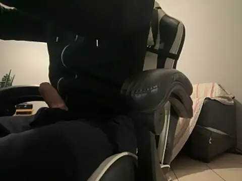 Snapshot of simoninside25 chatting on December 15, 8:24 pm simoninside25 online show from December 15, 8:24 pm