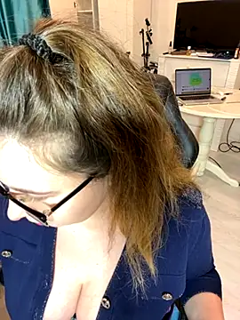 Snapshot of DienkaGreen chatting on November 16, 6:35 pm DienkaGreen online show from November 16, 6:35 pm