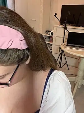 Snapshot of DienkaGreen chatting on November 26, 8:37 am DienkaGreen online show from November 26, 8:37 am