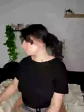 Snapshot of Moxxxie chatting on February 25, 6:25 am Moxxxie online show from February 25, 6:25 am