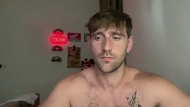 Snapshot of lukegunn chatting on April 16, 1:28 am lukegunn online show from April 16, 1:28 am