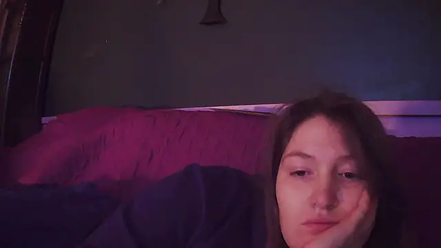 Snapshot of Angelk43 chatting on February 8, 8:40 am Angelk43 online show from February 8, 8:40 am