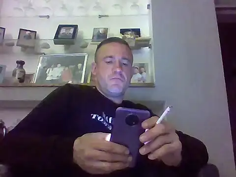 Snapshot of aroj95 chatting on May 2, 1:32 am aroj95 online show from May 2, 1:32 am