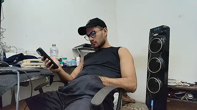 Snapshot of x-sebastian chatting on February 7, 1:20 am x-sebastian online show from February 7, 1:20 am