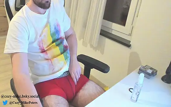 Snapshot of cozy-mike chatting on June 6, 11:20 pm cozy-mike online show from June 6, 11:20 pm