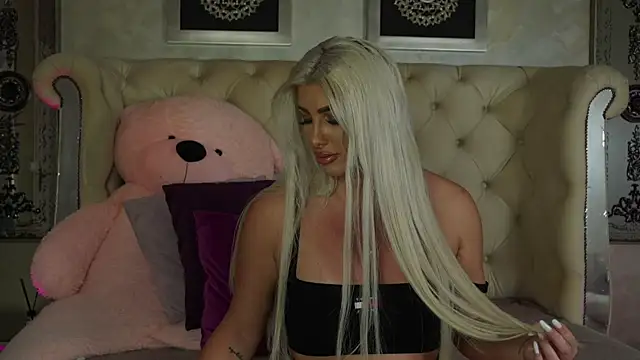Snapshot of Squirt_Tanya chatting on June 16, 9:28 pm Squirt Tanya online show from June 16, 9:28 pm