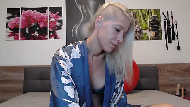 Snapshot of Naschkatze01 chatting on September 25, 9:13 am Naschkatze01 online show from September 25, 9:13 am