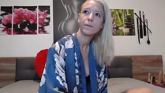 Snapshot of Naschkatze01 chatting on September 28, 4:51 am Naschkatze01 online show from September 28, 4:51 am