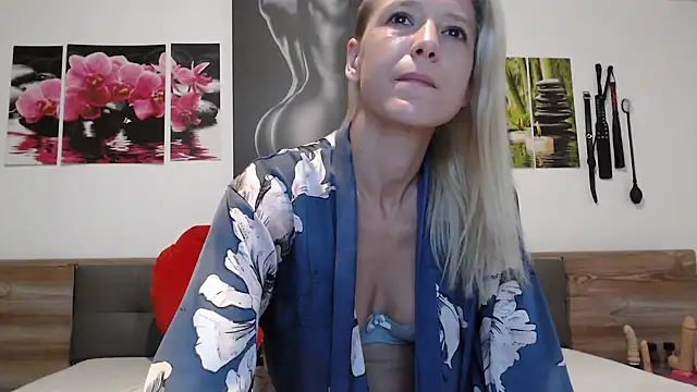 Snapshot of Naschkatze01 chatting on October 12, 6:23 am Naschkatze01 online show from October 12, 6:23 am