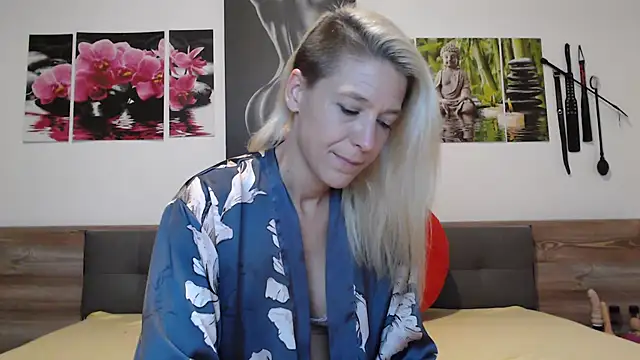 Snapshot of Naschkatze01 chatting on October 29, 7:48 pm Naschkatze01 online show from October 29, 7:48 pm