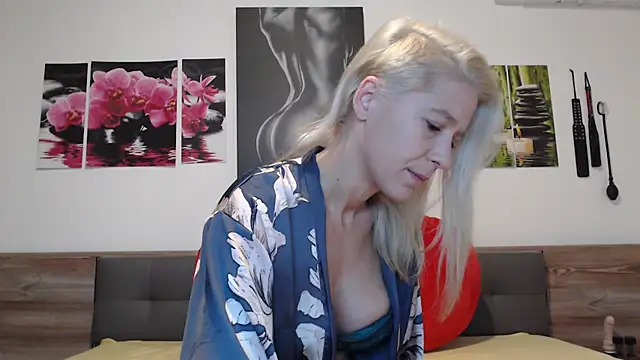 Snapshot of Naschkatze01 chatting on November 17, 7:25 am Naschkatze01 online show from November 17, 7:25 am