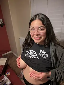 Snapshot of drizzypeach602 chatting on February 1, 9:32 am drizzypeach602 online show from February 1, 9:32 am