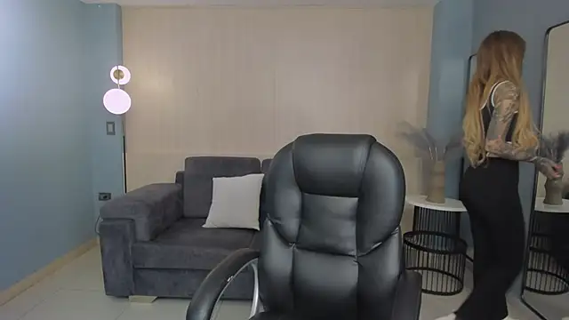 Snapshot of LexieWayne chatting on December 28, 1:17 pm LexieWayne online show from December 28, 1:17 pm