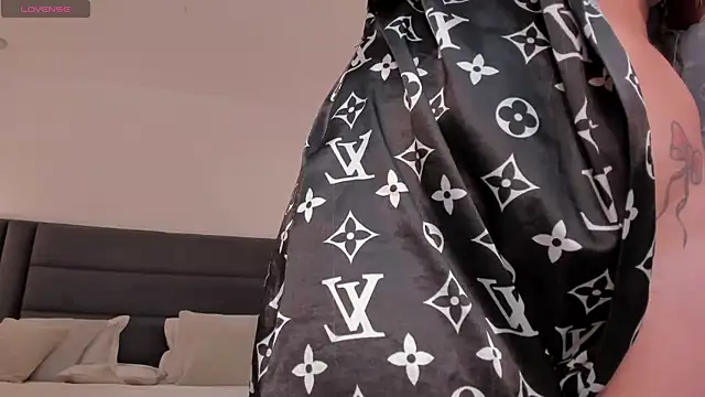 Snapshot of LexieWayne chatting on February 19, 11:04 pm LexieWayne online show from February 19, 11:04 pm