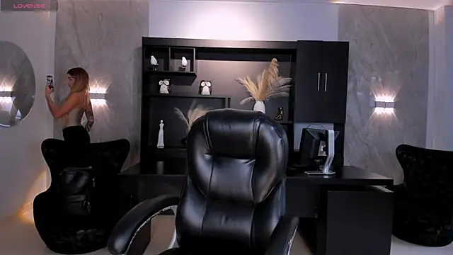 Snapshot of LexieWayne chatting on July 20, 6:54 pm LexieWayne online show from July 20, 6:54 pm