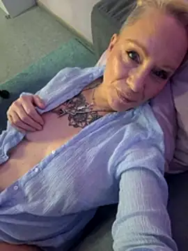 Snapshot of Jan_ina chatting on November 25, 6:35 am Jan ina online show from November 25, 6:35 am