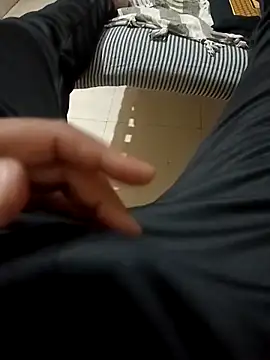 Snapshot of Desi_Londa_143 chatting on February 14, 8:37 pm Desi Londa 143 online show from February 14, 8:37 pm