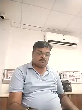 Snapshot of Desi_Londa_143 chatting on October 11, 5:39 am Desi Londa 143 online show from October 11, 5:39 am