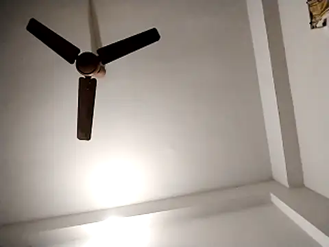 Snapshot of Desi_Londa_143 chatting on December 2, 12:49 am Desi Londa 143 online show from December 2, 12:49 am