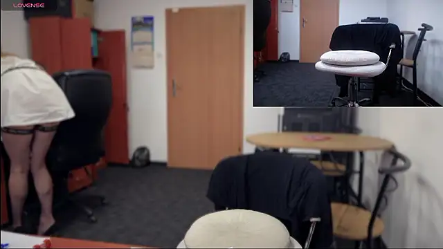 legsLONG online show from December 4, 8:01 am