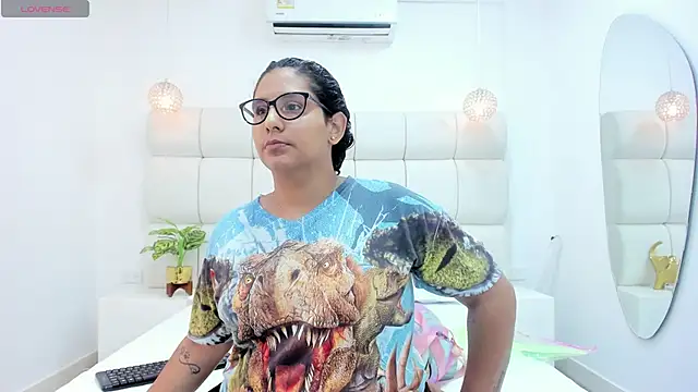 DanielleEvans  online show from October 28, 11:25 am