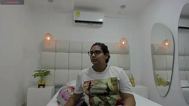 DanielleEvans  online show from October 31, 11:22 am