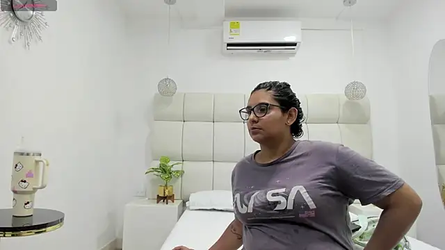 DanielleEvans  online show from November 27, 11:23 am